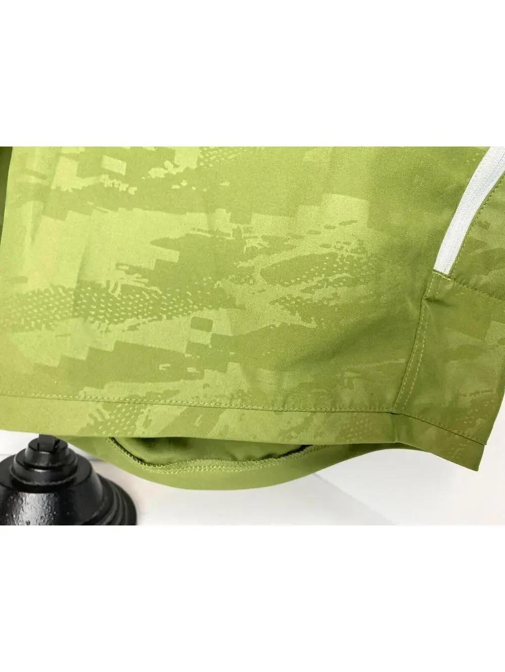 Under Armour Mens Swim Trunks Shorts size 34 Green Camo Lace Up Zipper Pocket
